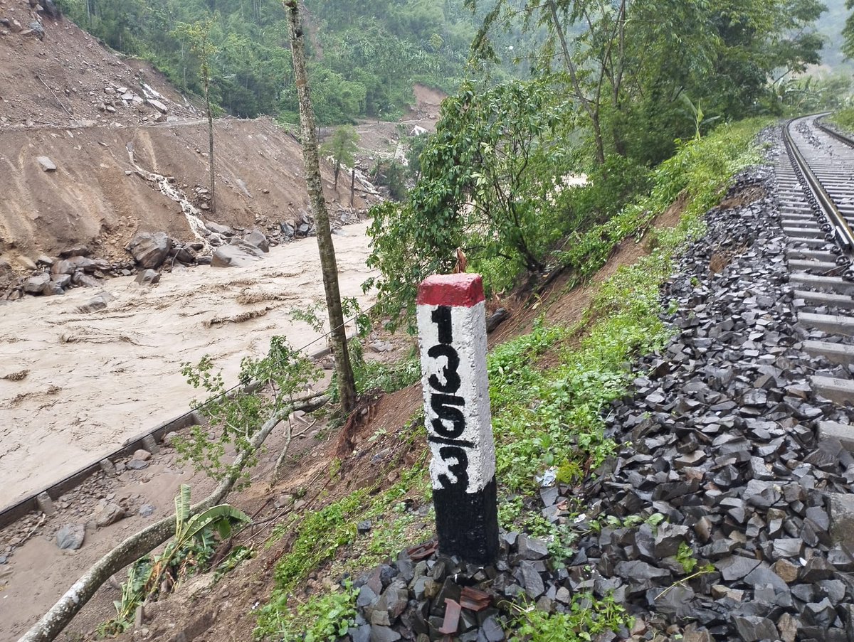 ManishM_01's tweet photo. #massivedamage 

Where is national media! 

@RailNf @RailMinIndia @aajtak @ZeeNews https://t.co/1LyM7IgFOE