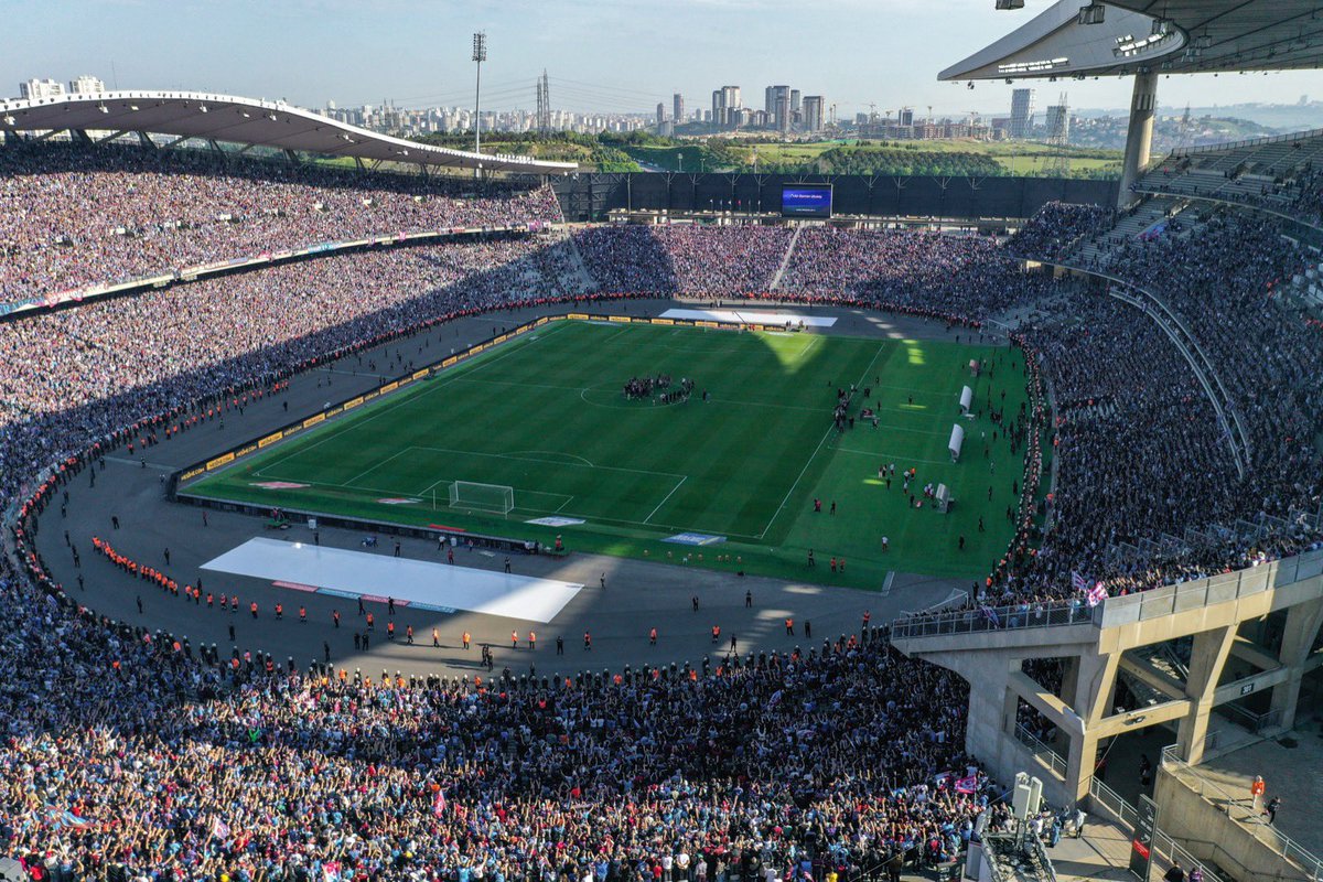 cemregul061's tweet photo. Türk futbol tarihinde bir rekor!

Stadyum güvenlik kontrol ve turnike sayaç verilerine göre 75 bin kapasitesi olan İstanbul Olimpiyat Stadyumunda saat 17:00 itibariyle giriş sayısı 97.248. @Trabzonspor https://t.co/wnpjclSlcn
