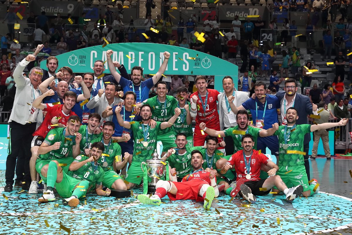 ffrm_es's tweet photo. 🏆🤩 ¡Los murcianos @FCobarro y @Raul2Canto hacen historia con @UMAAntequera y conquistan la #CopaDelReyFutsal 👏!

📝 Gran gesta del cuadro de Antequera, de 2ª RFEF, que ha eliminado a 5 equipos de 1ª RFEF para alzarse con el título. ¡ENHORABUENA CAMPEONES 🫂!

📸 @SomosFutsal https://t.co/hywDdLFNQr