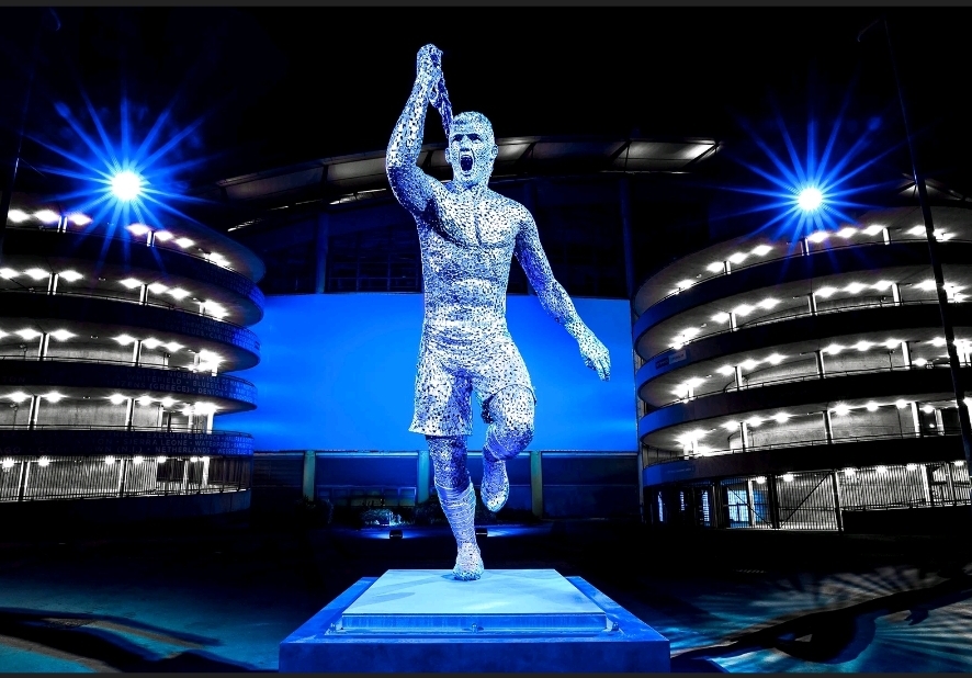 “The Kelpies” başta olmak üzere eserlerinde çelik ile sanatı sık sık bir araya getiren ünlü heykeltıraş Andy Scott’ın çelikten Agüero heykeli sergilenmeye başladı.
Ayrıntılar için…
tucsa.org/tr/haber_detay…

#tucsa #tucsa30yaşında #manchestercity #aguero  #andyscott  #yapısalçelik