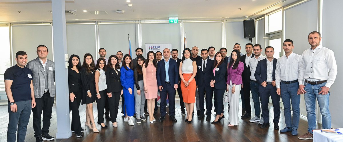 EminAmrullayev's tweet photo. AUKAA-nın @alumni_uk dəvəti ilə təhsilin keyfiyyəti və beynəlxalq göstəricilər mövzusunda “2007-2015 Dövlət Proqramı” və digər təşəbbüslər çərçivəsində Böyük Britaniyada təhsil almış gənc peşəkarlarla təhsilin müxtəlif istiqamətlərinə dair faydalı fikir mübadiləsi apardıq. https://t.co/T6P1yUHMLX