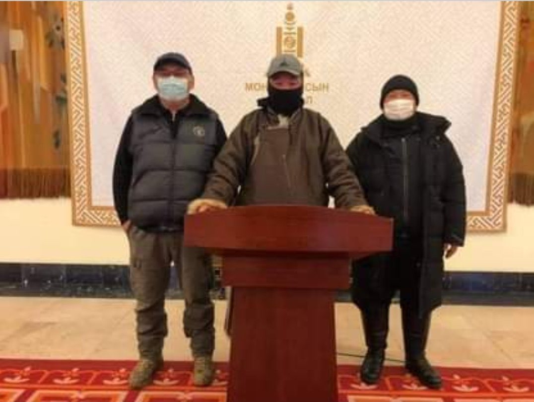 Өөрсдөө болохоор инкээд малын хулгайч шиг юмнууд пөөнийгөөд орж болдог. Бусдыг нь болохоор том жижиггүй хувцас хунараар нь ялгаад дээрэлхээд  байдаг нь ямар ёс вэ? 🤨😜🤣