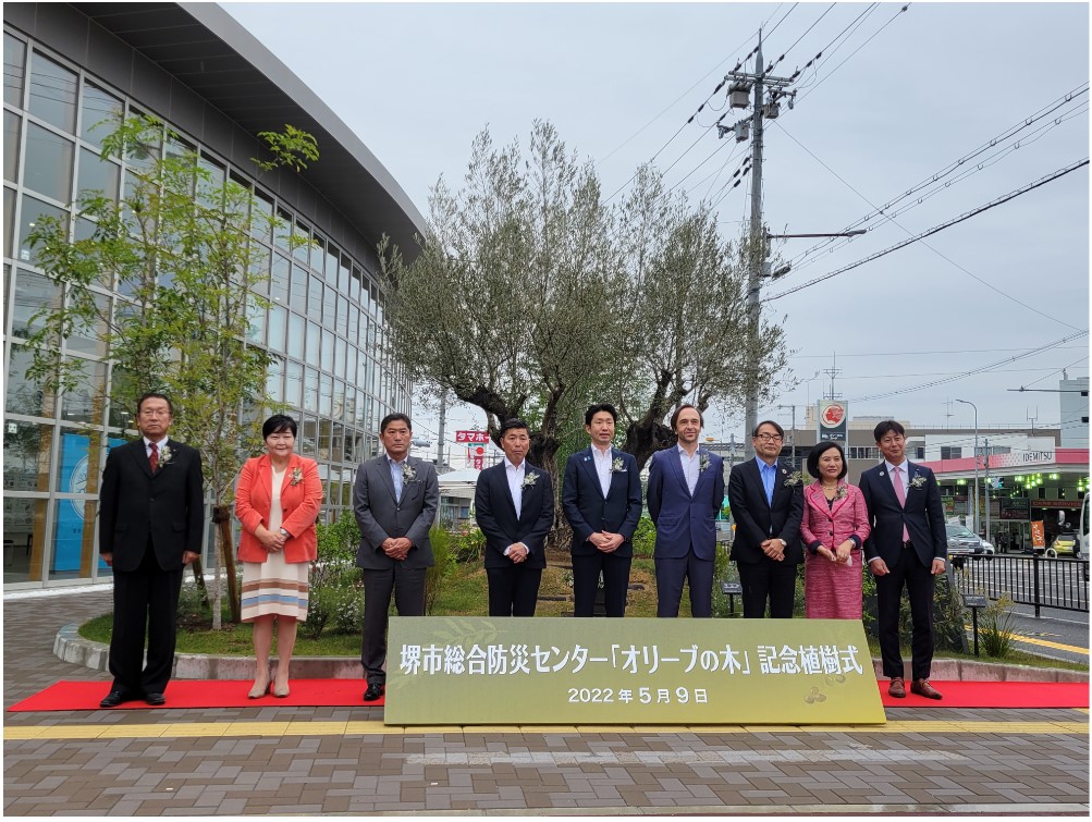 EmbEspJapon's tweet photo. ５月９日にヘスス・サンツ文化参事官が「#堺市総合防災 センターオリーブの木」記念植樹式に出席しました🎊。
スペインからやってきた平和のシンボルであるオリーブの木が植樹されました🫒！ https://t.co/vJsfuC0gZ4