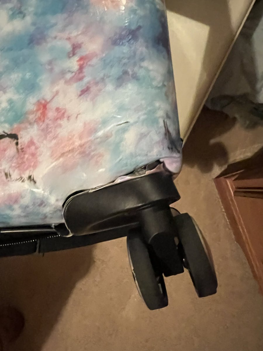 JesLynRoh's tweet photo. @Delta You made me check my carry on and now it’s completely damaged and unusable after 1 trip! https://t.co/f20TdmdLCB