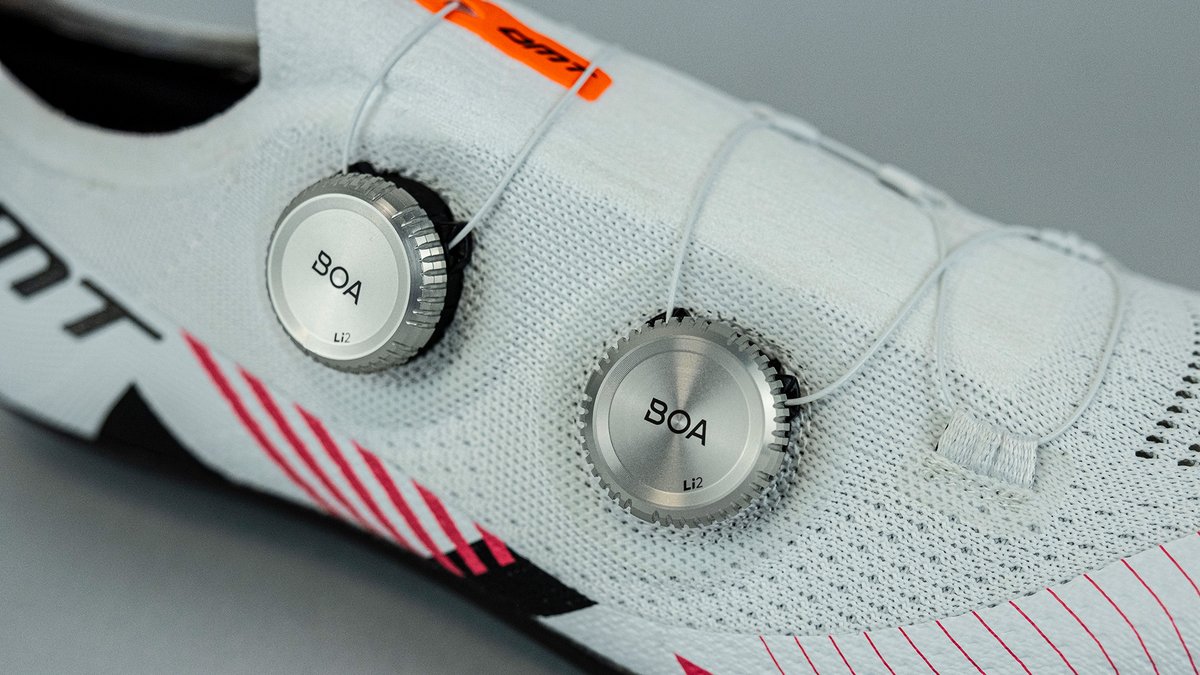 giroditalia's tweet photo. 👟DMT KR0 GIRO è la scarpa ufficiale del #Giro d’Italia. Leggera, veloce e confortevole, KR0 rappresenta l’apice della performance. Una scarpa all’avanguardia estremamente leggera ➡️ https://t.co/PCNN6dDNMu
#All4cycling #readysteadyride #girostore
@all4cyclingcom @dmtcycling https://t.co/myXJpJod6Q