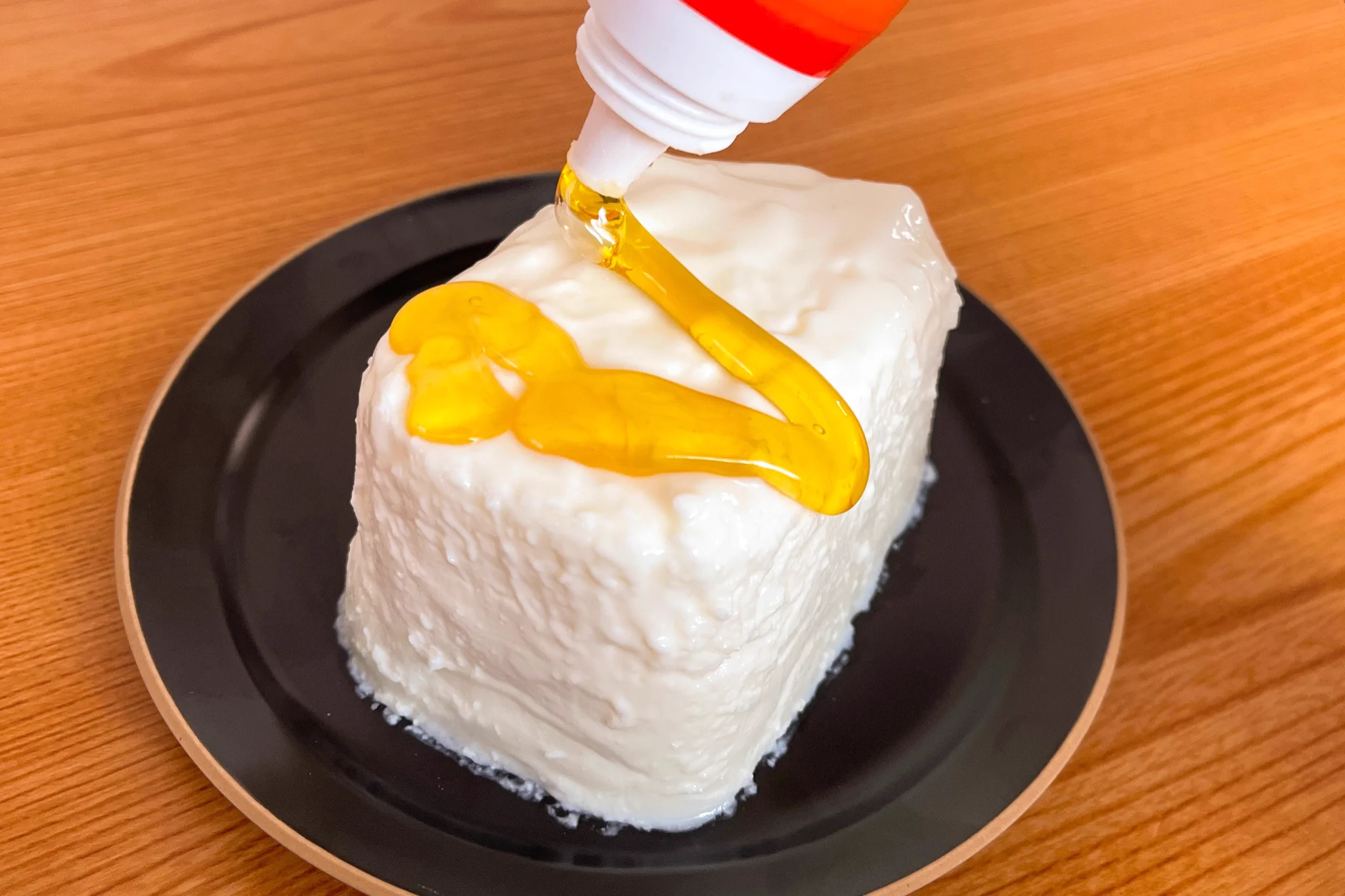 入れる容器すら不要。「ヨーグルトパックで豪快レアチーズケーキ」
