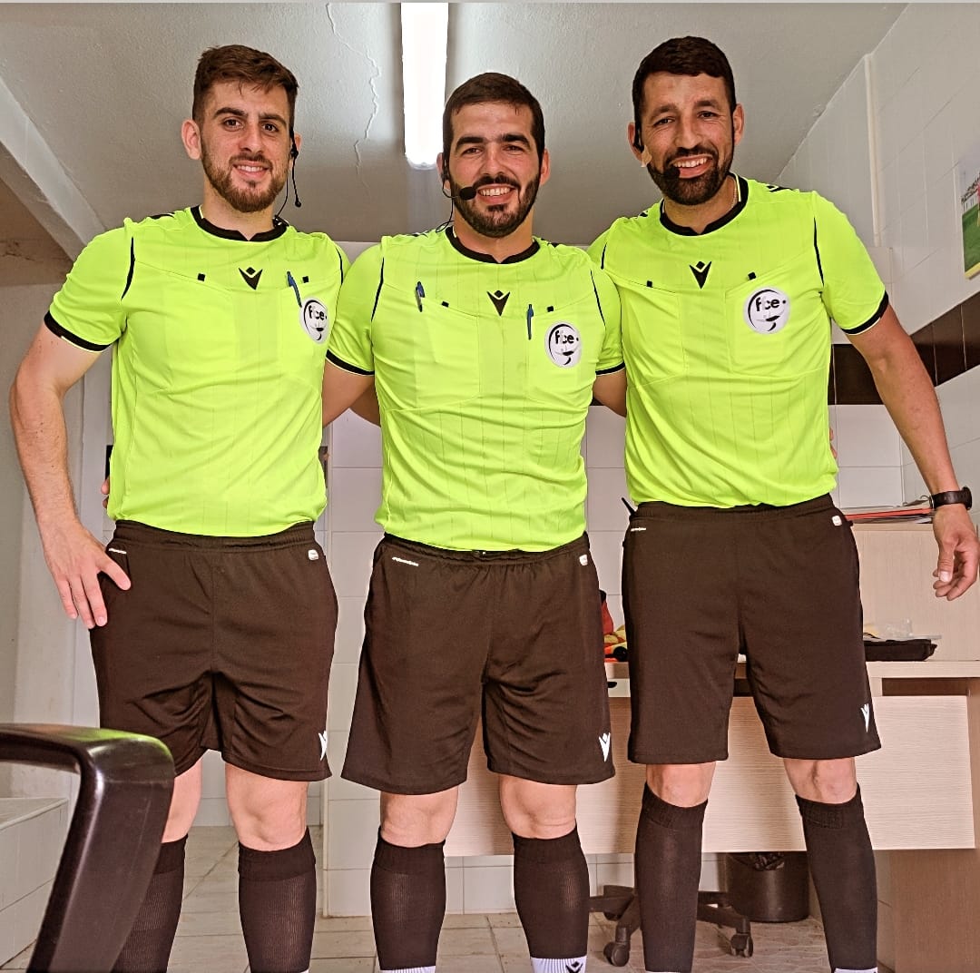 CTARFFCE's tweet photo. 🌞¡Soleado lunes para comenzar ▶️ la semana! 😁

Arbitraje es:

Deporte ✅
Pasión ✅
Ganas ✅

Y sobre todo... ¡COMPAÑERISMO! ✅

Nos encanta ver fotos de nuestros árbitros con una sonrisa 😍

⚫⚪
#CTAFFCE
#FFCE 
#JuntosPorElFutbolDeCeuta 
#CEUTA https://t.co/ktmvB5Y10N