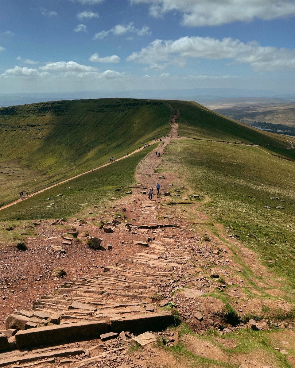 OutdoorGearUK's tweet photo. We had a great time hiking in South Wales on the weekend, making most of the Great British spring rather than worrying about sunscreen and burning.

If you want to do this route, it's called the Horseshoe Ridge hike. Happy hiking to wherever your hiking boots take you this week. https://t.co/3ZIWkftKYn