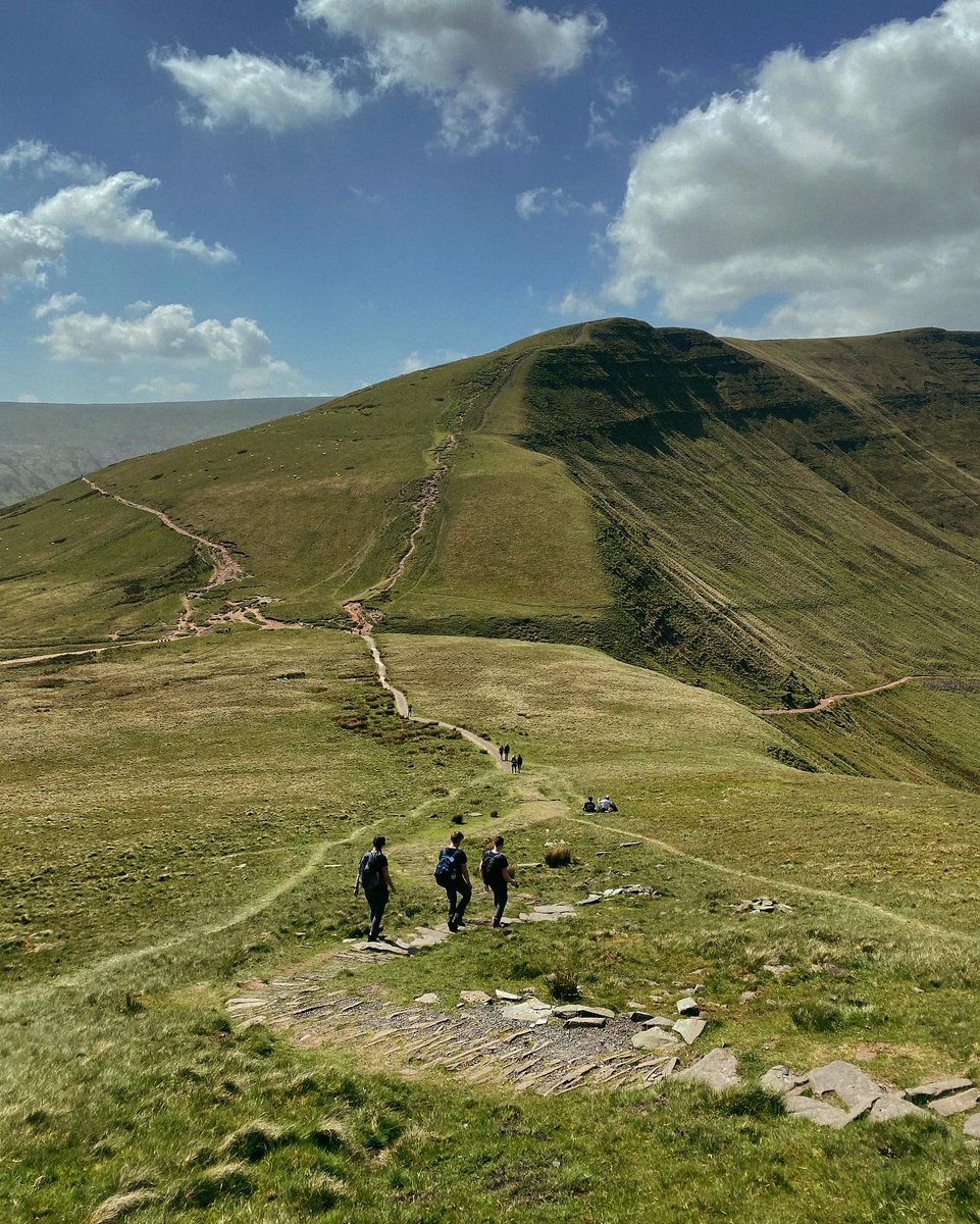 OutdoorGearUK's tweet photo. We had a great time hiking in South Wales on the weekend, making most of the Great British spring rather than worrying about sunscreen and burning.

If you want to do this route, it's called the Horseshoe Ridge hike. Happy hiking to wherever your hiking boots take you this week. https://t.co/3ZIWkftKYn