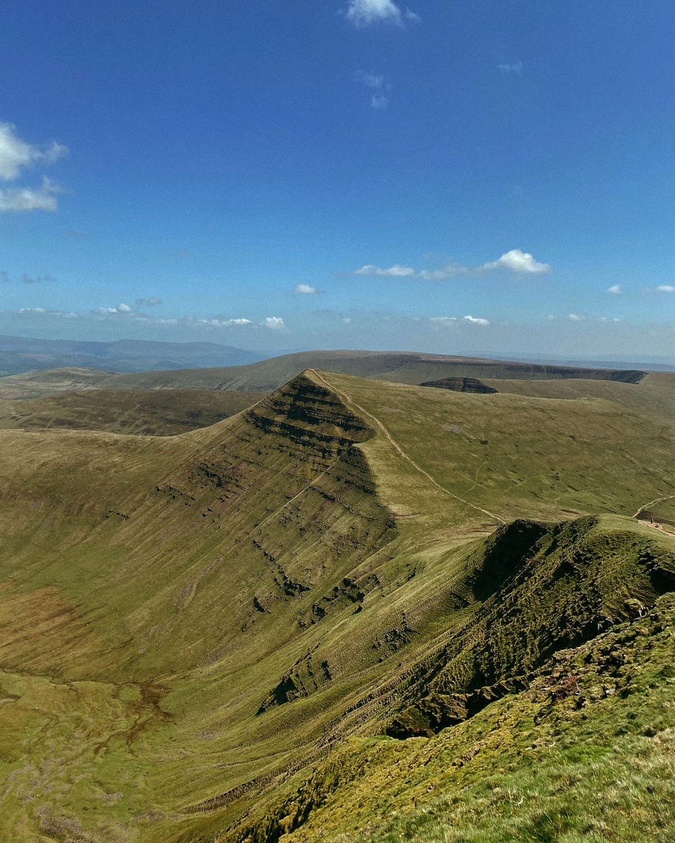 OutdoorGearUK's tweet photo. We had a great time hiking in South Wales on the weekend, making most of the Great British spring rather than worrying about sunscreen and burning.

If you want to do this route, it's called the Horseshoe Ridge hike. Happy hiking to wherever your hiking boots take you this week. https://t.co/3ZIWkftKYn