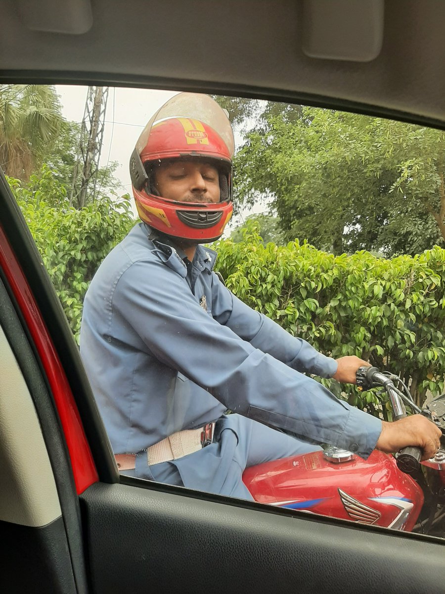 MaryamShKhan's tweet photo. Here are photos of a traffic police officer named SAMI ULLAH on Mall Road, Lahore at 12.30 pm today, harassing me and my daughter while we were at a traffic light stop before G.O.R. 1. Are you ready to clean up this filth from your ranks @ctplahore or is this not your priority? https://t.co/TDVF7bvNUK