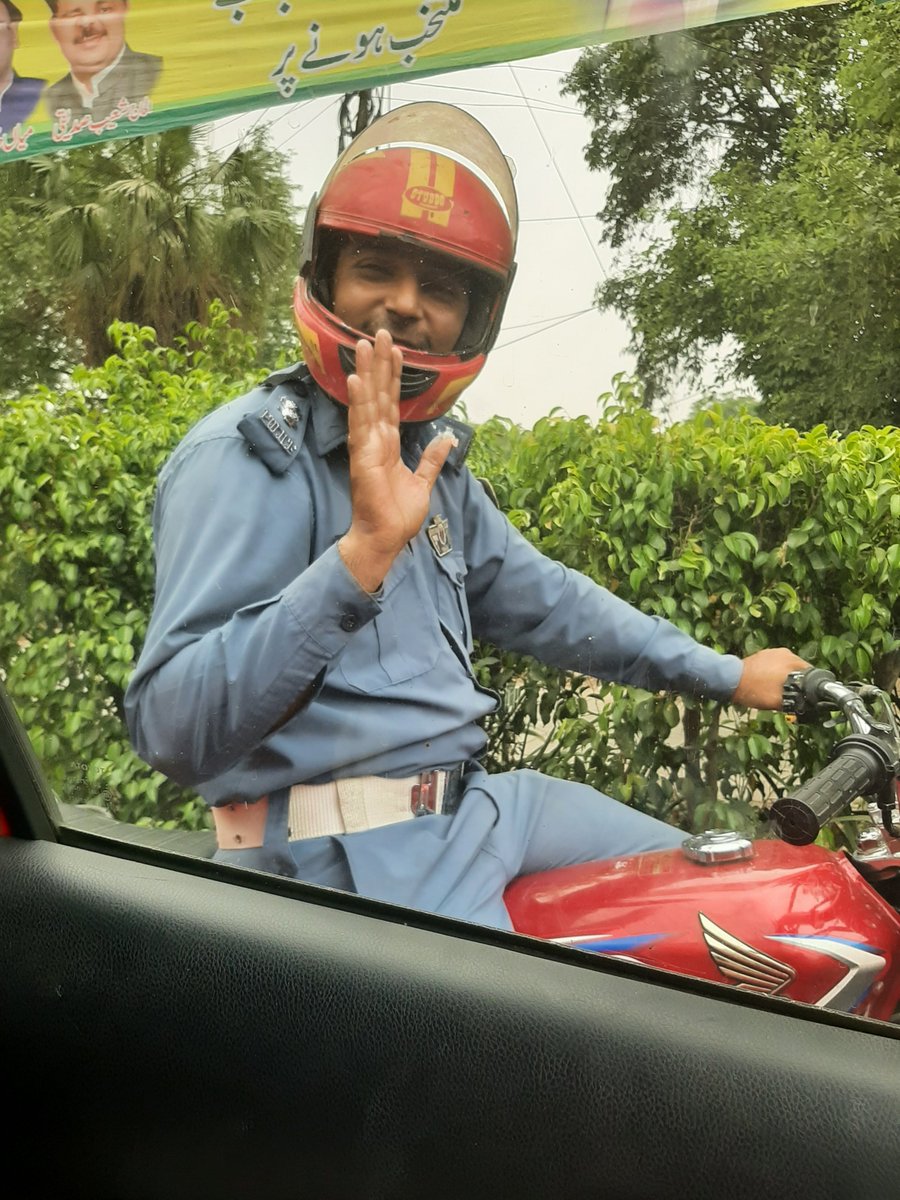 MaryamShKhan's tweet photo. Here are photos of a traffic police officer named SAMI ULLAH on Mall Road, Lahore at 12.30 pm today, harassing me and my daughter while we were at a traffic light stop before G.O.R. 1. Are you ready to clean up this filth from your ranks @ctplahore or is this not your priority? https://t.co/TDVF7bvNUK