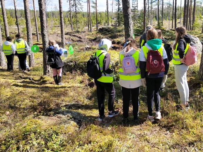 RMarkkola's tweet photo. Keväinen #metsä ja #4hsuomi  #metsäpäivä yläkoululaisille  #vesilahti ja #lempäälä #metsäsäätiö-kuljetusapurahalla. Tutuksi tuli metsänkasvun eri vaiheet, istutus, #puulajit ja puunikä, #tukki, mitä puusta tehdään, puutuotteen elinkaari, puun mittaus. Seuraavaksi alakoululaisia. https://t.co/IuQbrkAK2u
