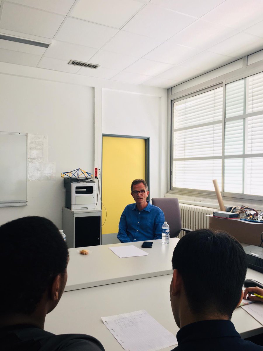100000e's tweet photo. 👉Ce vendredi, l'équipe de @serenavc et 3 entreprises dans lesquelles le fonds a investi sont allés à la rencontre de 87 élèves de 3e du Collège Thomas Masaryk 📍#chatenaymalabry. Cette opération s'inscrit dans le cadre du "Parcours Avenir" à présenter lors de l'oral du Brevet🙏 https://t.co/KyBWqAgKMq
