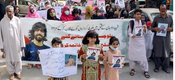 Samreen68550337's tweet photo. داد جان کے ورثاء اس ماما قدیر کے ساتھ دوا کا مطالبہ کررہے جس کے ساتھیوں نے ہی دادجان کا زخم انہیں دیاہےکوئٹہ پریس کلب کی سامنے داد جان کے قتل کے خلاف دادجان کے چچاماما قدیرکا مظاہرہ،سیکیورٹی فورسز کے خلاف نعرے بازی کرتے ہوئے قاتلوں کی گرفتاری کا مطالبہ کیا
#RejectBLATerrorism https://t.co/NFWwD4XVWg