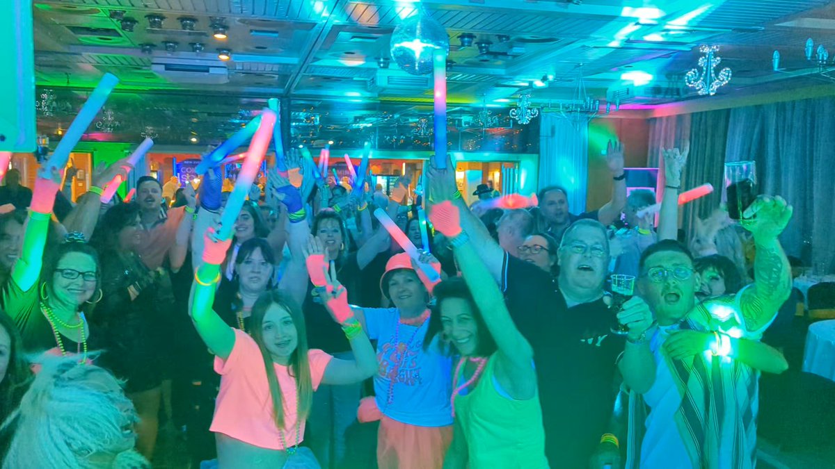 Over30sClub's tweet photo. Just a photo from our Ultimate 80s Party Night in Norwich this past weekend...  WHAT A CROWD!
#80snight #80smusic #retropartynight #norwichnights https://t.co/29S2pBevQc