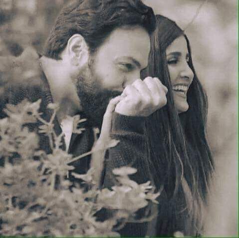 وسكرنه أثنينه 
وغنه بـ عشگنا الكاس
الـ يَحب أنسان ماتوگف بـ عينه الناس

✬َ عاشق الصمت 😌