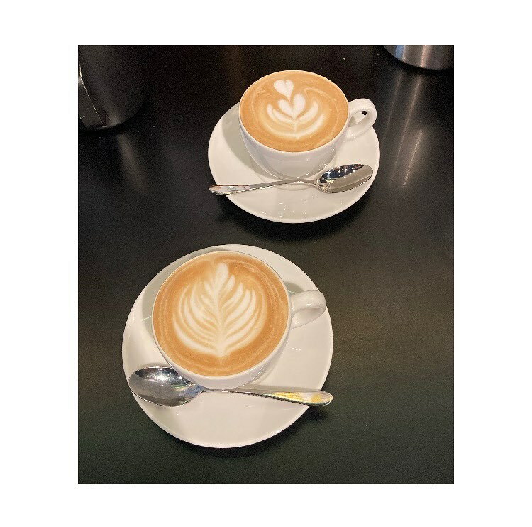 Cappuccino zum Wochenstart. Mit Kuhmilch oder Gutsch-Drink für den gleichen Preis (4.80.-) erhältlich. Komm vorbei! 🌞

#effingerbern #effinger #kaffeebar #kaffeebarbern #kaffee #kaffeeliebe #wochenstart #bern instagr.am/p/CdnHNdaKII8/