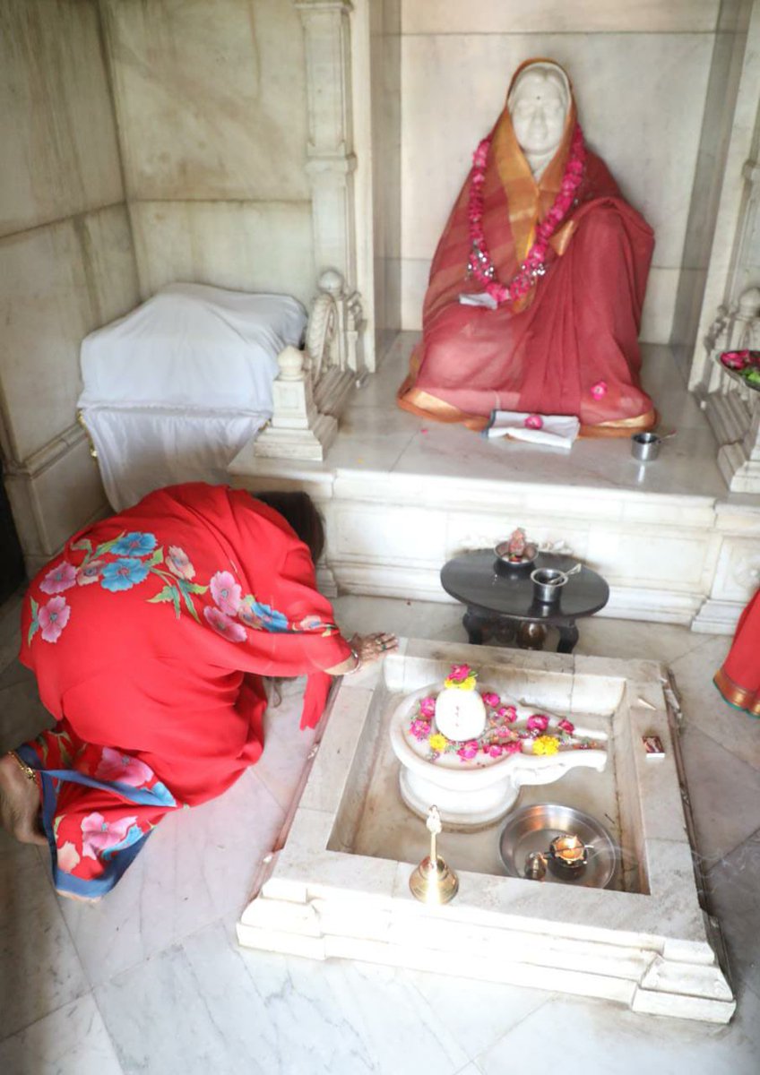 yashodhararaje's tweet photo. ग्वालियर स्थित छतरी पहुंचकर हमेशा की तरह कै. राजमाता श्रीमंत विजयाराजे सिंधिया और भाई श्रीमंत माधवराव सिंधिया को नमन कर उनके चरणों मे श्रद्धा सुमन अर्पित किए।

अम्मा महाराज की छतरी पहुंचकर मुझमें अपार ऊर्जा का संचार होता है जो मुझे निरंतर जनसेवा के मार्ग पर चलने प्रेरित करता है। https://t.co/YZ0KbvoJ2m
