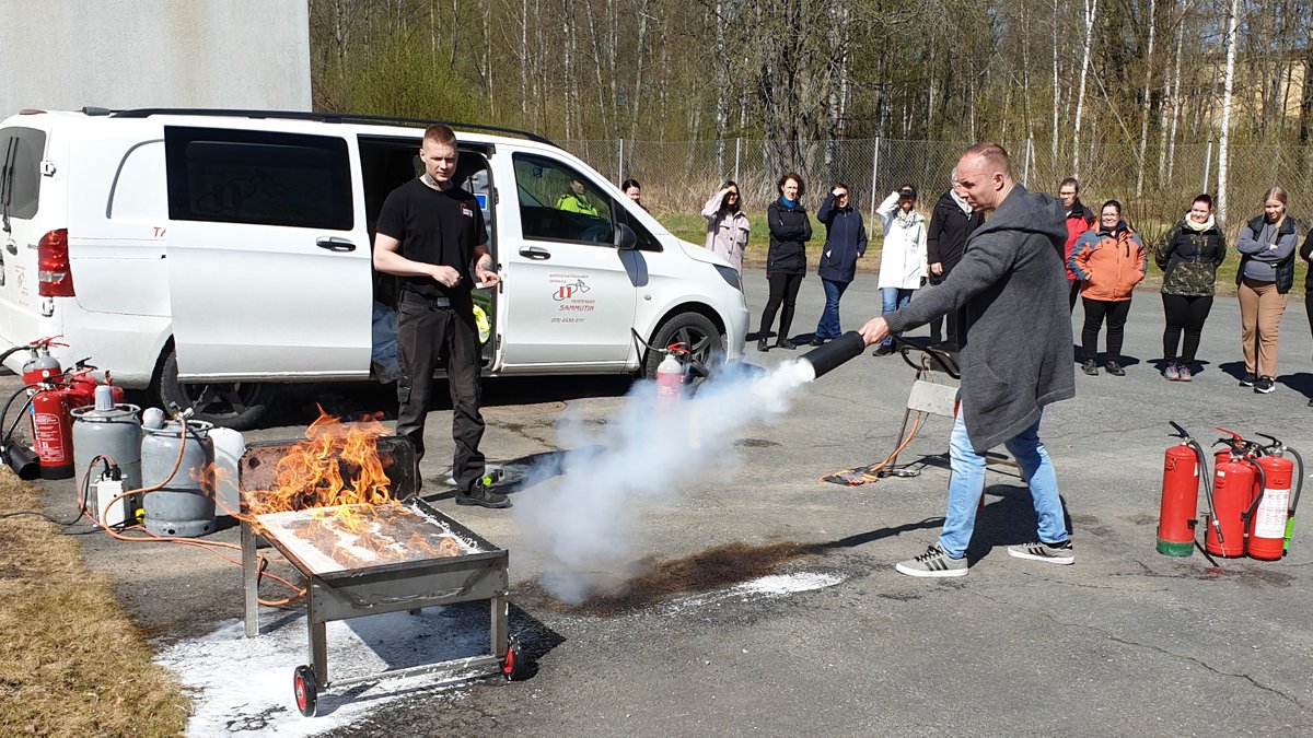 Pääsimme perjantaina harjoittelemaan tulipalojen sammuttelua. Eikä nyt ollut kyseessä kiireisten töiden eliminointia Teamsin tehtävälistalta, vaan ihan oikeita sammutustöitä. #imagewear #työsuojelu järjesti turvallisuuskoulutuksen, jossa päästiin kokeilemaan alkusammutusta.