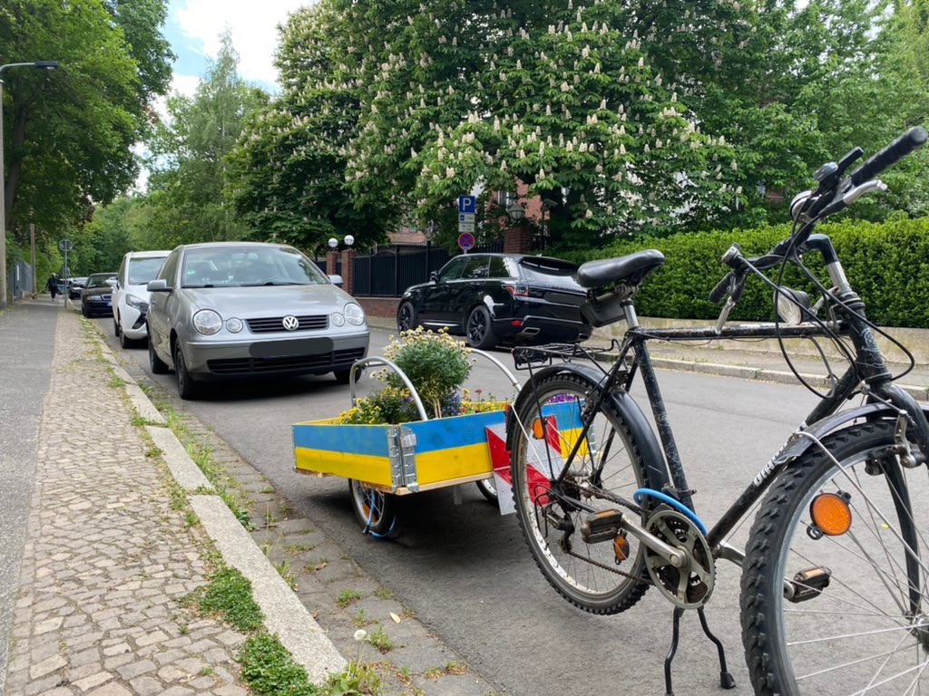 s1rko87's tweet photo. 🇺🇦 #beeti wird auch von Anwohnenden gegossen und gepflegt.

Muss aber mal umgepackt werden.
Wer hat noch eine Idee, wo in unserer Stadt es zur Geltung kommen kann? https://t.co/YWAfQzunkw