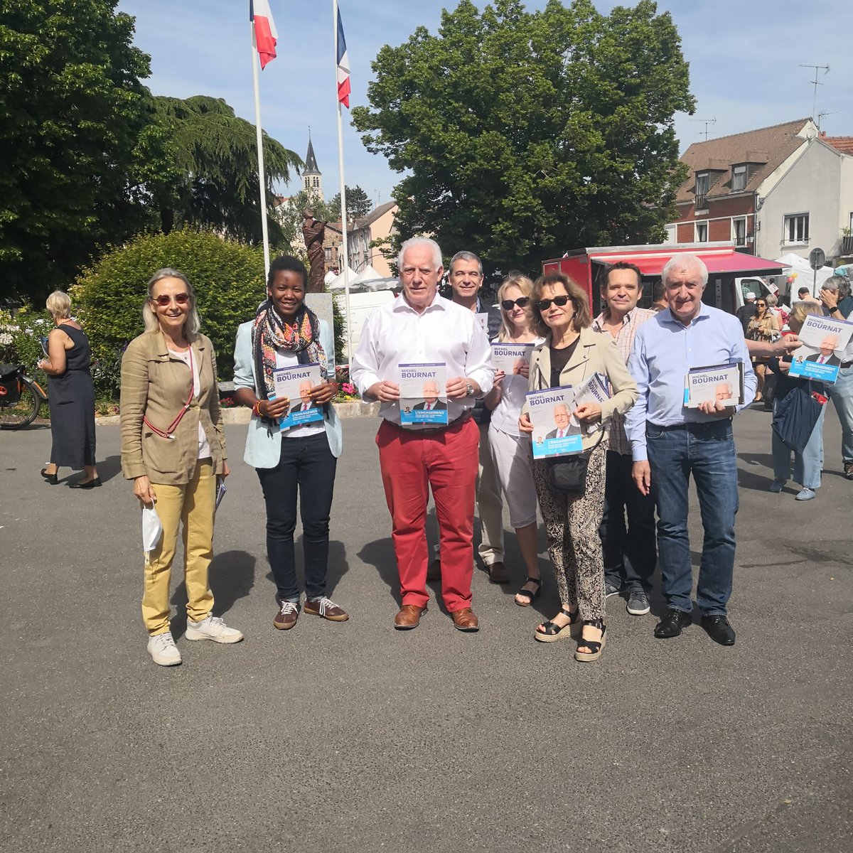 A la rencontre des Verriéroises et des Verriérois ce dimanche @Ville_Verrieres. Des échanges toujours passionnants et des préoccupations sur l’avenir de notre pays que je partage. #legislatives2022 <a href="/LDarcos/">Laure Darcos</a>