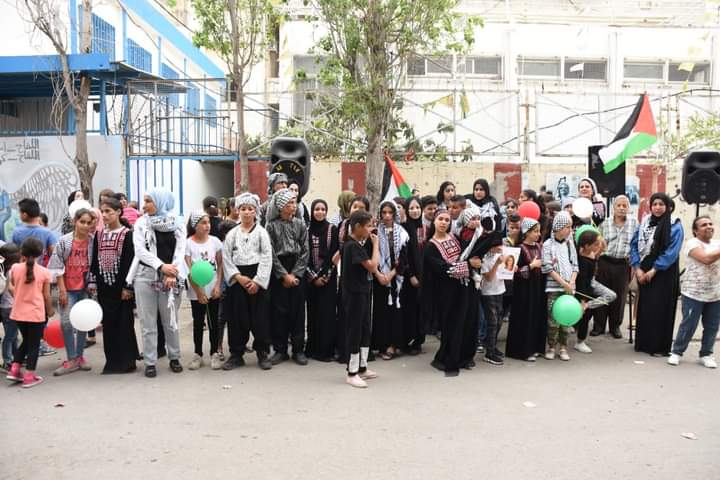 IntimaaPal's tweet photo. عبّر  المشاركين عن تضامنهم وانتماءهم بارتداء اللباس التراثي و الكوفية، كما رُفعت  البالونات المزدانة بألوان العلم الفلسطيني، وخارطة فلسطين، ومفتاح العودة، ورسومات للفنان الشهيد ناجي العلي، وصور للشهيدة الفلسطينية الإعلامية «شيرين ابو عاقلة». 
#نكبة74
#القدس_موعدنا
#انتماء2022 https://t.co/pN3yhx1p1G