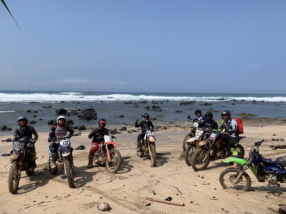fazrifaldi's tweet photo. Cileuksa - citorek - zamrud - sawarna - legon pari - seupang - bogor.
Alhamdulilah puas perjalanan 2 hari 3 malem, banyak bgt ketemu orang baik di daerah kasepuhan. https://t.co/vyg5t5SGfH