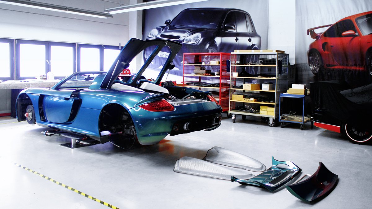 In the further course of the disassembly, the rear diffuser, the inner wheel arche liners and all parts of the underbody are removed. This is followed by the brake system, as well as the first body parts of the rear section. In the next step, we will remove the engine. #gemballa