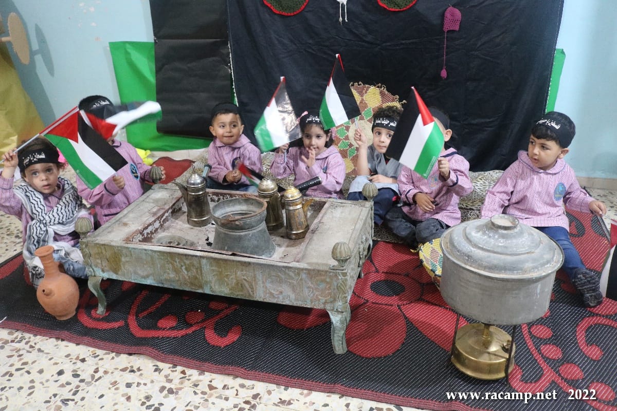 IntimaaPal's tweet photo. وتزينت المسيرة  برفع الأعلام والبالونات الفلسطينية، فيما رُسم العلم الفلسطيني على وجوه آخرين من الأطفال المشاركين في المسيرة. 
#فلسطين_تجمعنا_والعودة_موعدنا
#نكبة74
#القدس_موعدنا
#انتماء2022 https://t.co/Iq8XgZiFC3