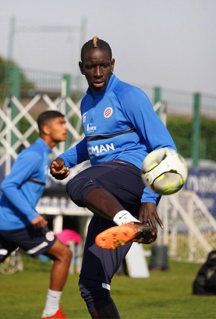 SPerezBlundi's tweet photo. CITOYEN

La 30ème cérémonie de l'@UNFP, syndicat des footballeurs pro évoluant en 🇫🇷, remet le trophée de "Joueur Citoyen" au défenseur de #Montpellier #MamadouSakho ⚽️ 💪

Mamadou oeuvre avec son association #AMSAK 🫶 pour l'insertion des enfants dans le monde 👍

#TeamMHSC 🔷🔶 https://t.co/9KJpNzK3P7