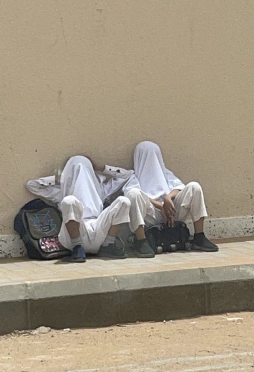 lsfaal's tweet image. لم يسبق لـ #جدة أن تسجل مثل هذه الارتفاعات بالحرارة !
منظر مؤسف مشاهدة طلاب بهذه الصورة والدراسة لم تعلق او يتم وضع طريقة مناسبة لاستمرار آلية الدراسة بطريقة تناسب الطلاب ما نراه هنا هو أشبة بعقاب لهم وسط الاجبار والطاعة 
وزارة التعليم يجب عليها ان ترغب بالدراسة لا تنفر .