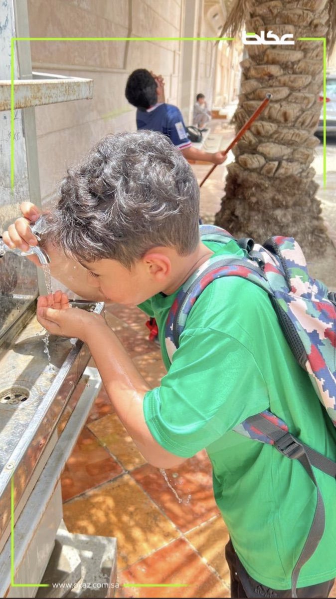 lsfaal's tweet image. لم يسبق لـ #جدة أن تسجل مثل هذه الارتفاعات بالحرارة !
منظر مؤسف مشاهدة طلاب بهذه الصورة والدراسة لم تعلق او يتم وضع طريقة مناسبة لاستمرار آلية الدراسة بطريقة تناسب الطلاب ما نراه هنا هو أشبة بعقاب لهم وسط الاجبار والطاعة 
وزارة التعليم يجب عليها ان ترغب بالدراسة لا تنفر .