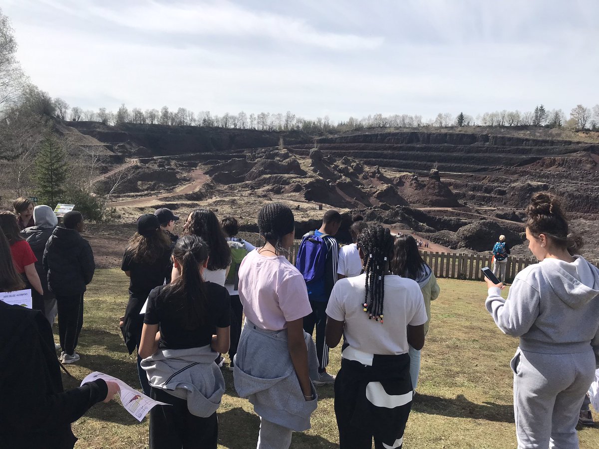 CSV_Clos's tweet photo. #OdysséeJeunes après deux ans d’attente, nos élèves ont enfin pu découvrir les volcans d’Auvergne. Cinq jours de découvertes magiques, de dépassement de soi et de rencontres humaines inoubliables ! @seinesaintdenis @FondationBNPP https://t.co/zJpyI1CPFt
