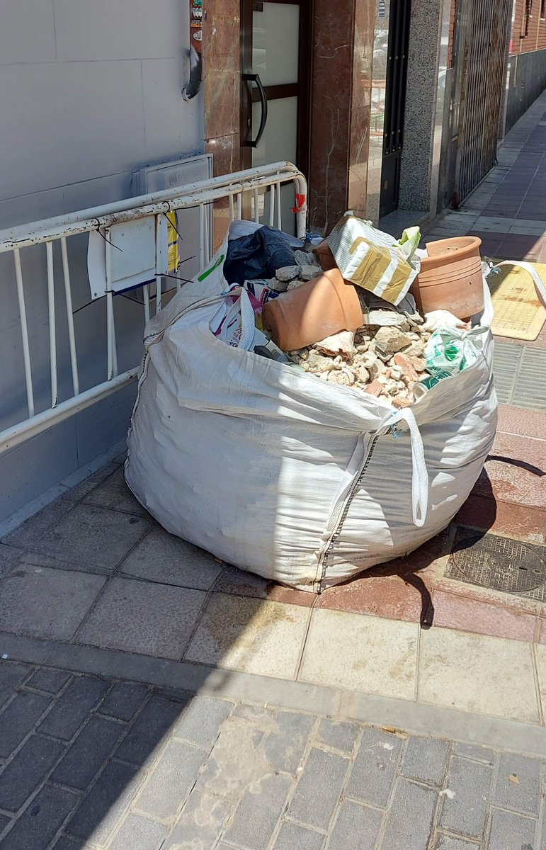 Getafin's tweet photo. @HemagGrupo @iberdrola Bonito gesto! Me alegra! pero también me alegraría q retirasen el saco d escombros que lleva ahí DESDE EL 8 DE MARZO. Ya sé q este @aytogetafe no hace su trabajo y se aprovechan de ello. Pero no está bien dejar un saco de escombro tanto tiempo, lleno de basura en la acera #GETAFE https://t.co/YrvnvwrZZR