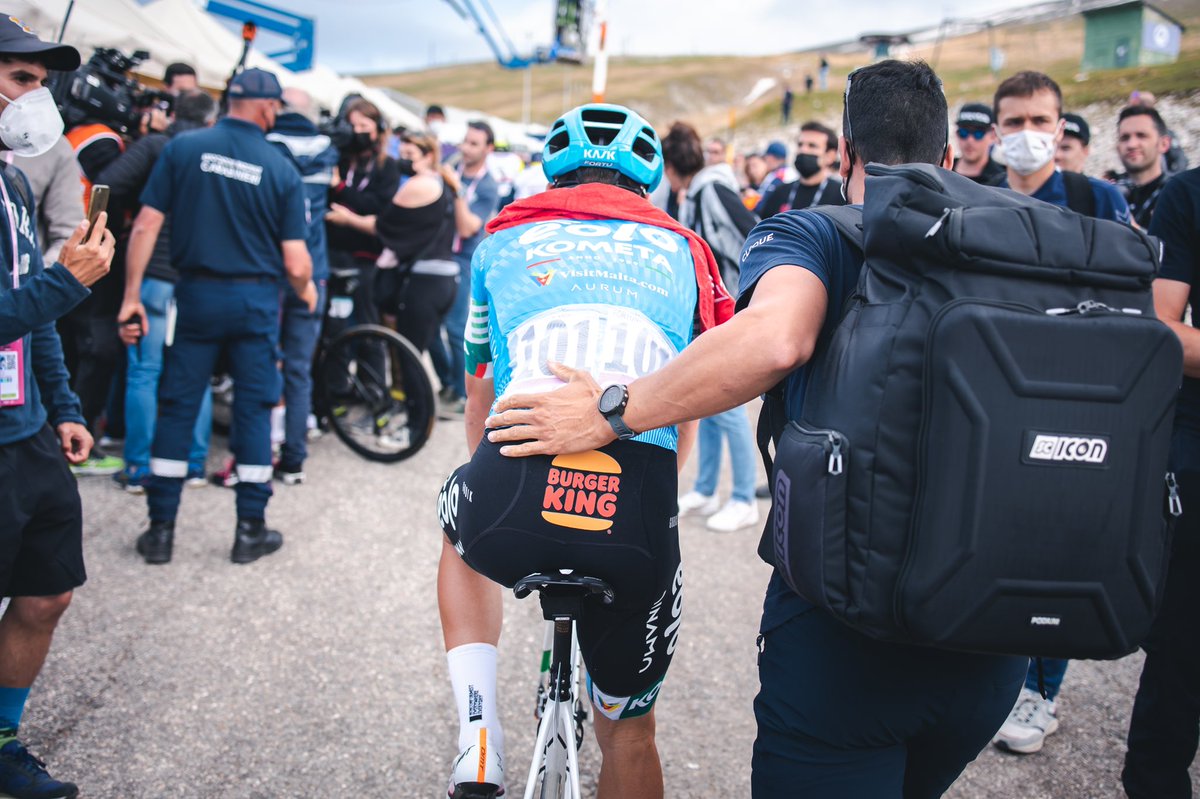 Si è concluso il primo terzo di giro. Davanti a me c'è ancora tanta strada che sale. Dietro di me ci sono ancora i brividi per il tifo e la gente di ieri sul Blockhaus. @EoloKometaTeam @giroditalia