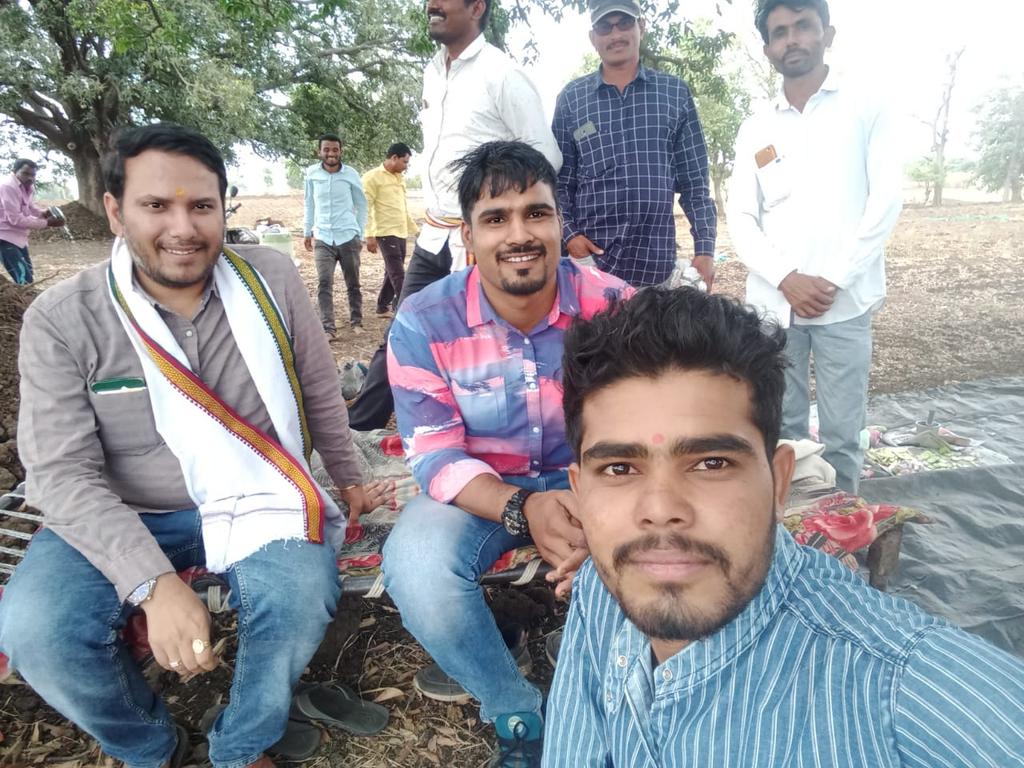OfficeAmeet's tweet photo. अहमदनगर जिल्ह्यातील दहिगावणे या छोट्याशा गावातून आला आहे. आज श्रीकांतने मेहनतीच्या बळावर हा टप्पा गाठला आहे. कष्ट, मेहनत, संघर्ष प्रतिकुल परिस्थितीवर मात करुन श्रीकांत इथपर्यंत पोहोचला आहे. कुटुंबीयांचा विरोध, बेताची परिस्थिती, टोमणे या सर्वांवर मात करुन श्रीकांतने https://t.co/kWvs5KVdsh