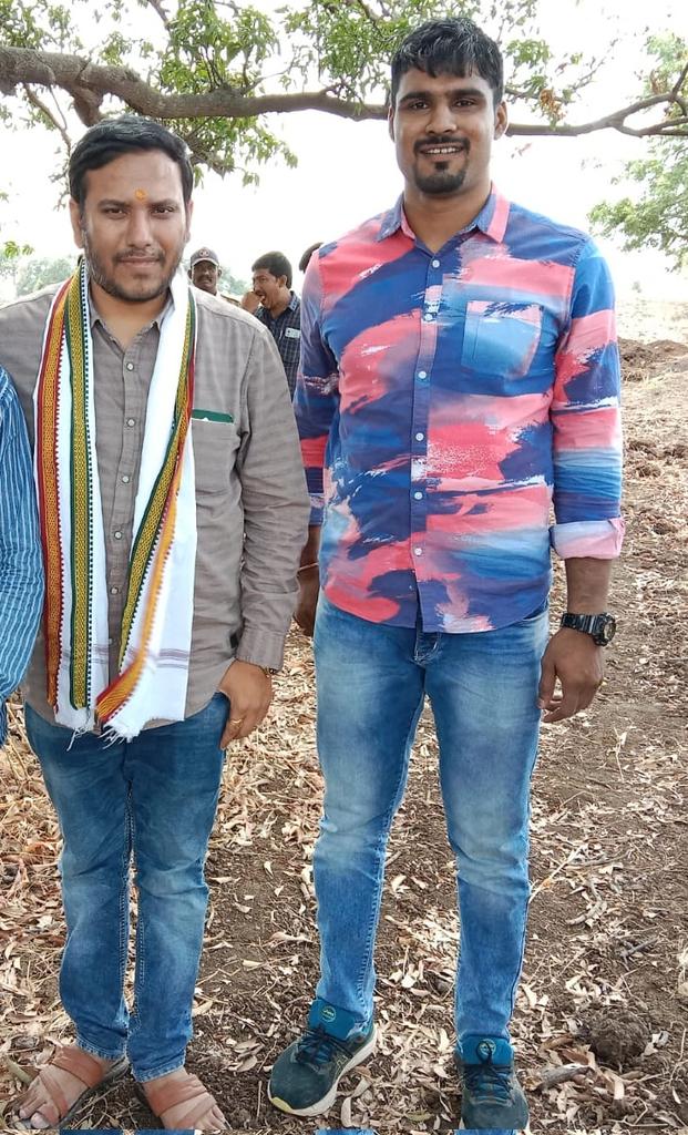 OfficeAmeet's tweet photo. अहमदनगर जिल्ह्यातील दहिगावणे या छोट्याशा गावातून आला आहे. आज श्रीकांतने मेहनतीच्या बळावर हा टप्पा गाठला आहे. कष्ट, मेहनत, संघर्ष प्रतिकुल परिस्थितीवर मात करुन श्रीकांत इथपर्यंत पोहोचला आहे. कुटुंबीयांचा विरोध, बेताची परिस्थिती, टोमणे या सर्वांवर मात करुन श्रीकांतने https://t.co/kWvs5KVdsh