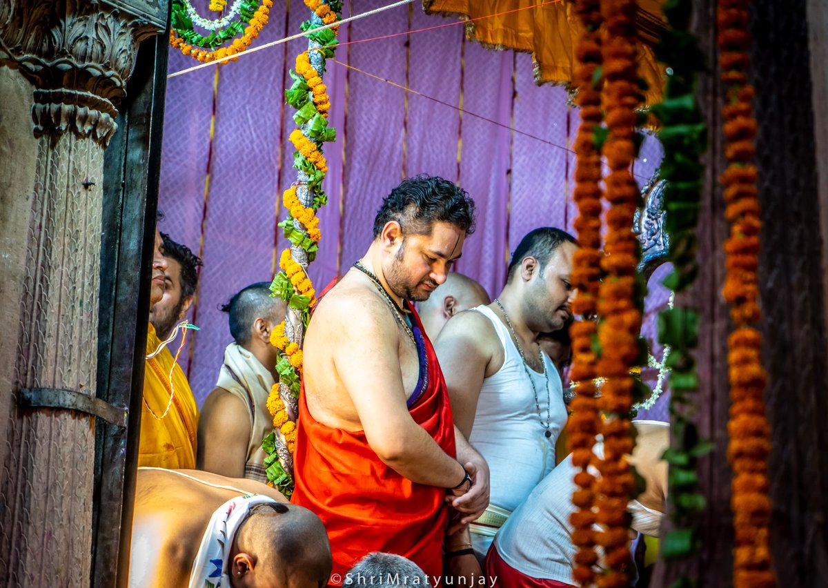 SriPundrik's tweet photo. प्राणधन श्री राधारमण लालजू के प्राकट्य महामहोत्सव की सभी को अनंत अनंत मंगलकामना #radharaman #vrindavan #pundrikji https://t.co/unI3RYuGOT