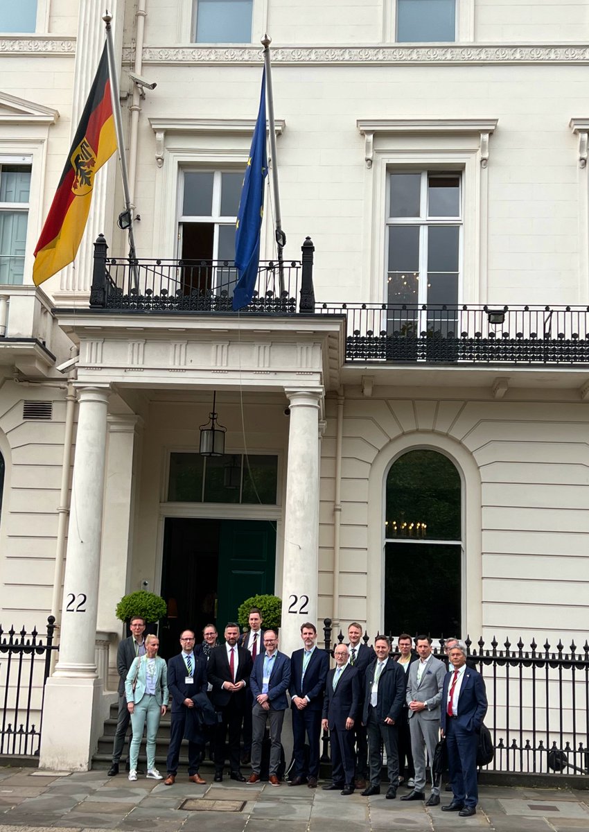 Auftakttermin: Briefing in der Deutschen Botschaft. Julia Gross, Geschäftsträgerin und Ständige Vertreterin des Botschafters, informiert @MartinDulig und seine Delegation zu den aktuellen Geschehnissen in #UK. Themen: brit. Regional-Wahlen, Brexit, Wirtschaft. <a href="/GermanEmbassy/">German Embassy London</a>