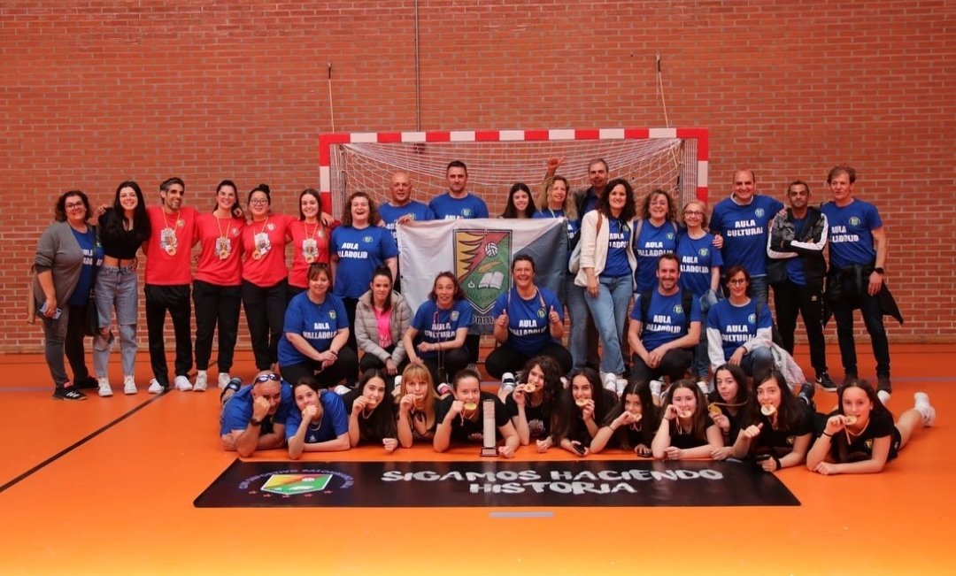 FCYLBM's tweet photo. INFANTIL FEMENINO 🏆
💥🤍💙
🔝 El @BmAulaCultural se proclama CAMPEÓN de Castilla y León tras un fin de semana impecable.
🔜 Campeonato de 🇪🇦
¡ENHORABUENA!
#balonmano #cylesbalonmano #handballwomen #handballkids https://t.co/hk2IvcH17g
