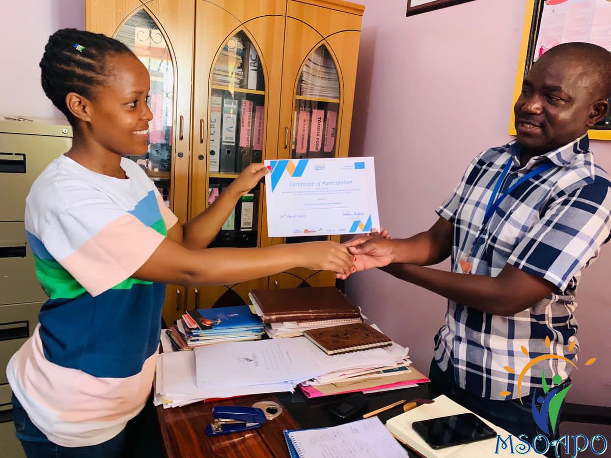 msoapomtwara's tweet photo. Mratibu wa Mkoa wa Mtwara Mradi wa #SautiMpya Ms.Amandarenea Nemes wakati akimkabidhi Mkurugenzi Mtendaji wa #Msoapo ndg Hassani Charle cheti maalumu cha kutambua mchango wa taasisi yetu kwenye kufanikisha utekelezaji wa mradi kwa miaka 2. Mradi ulitekelezwa na @WeWorldGlobal. https://t.co/CwN3SK3Mn2