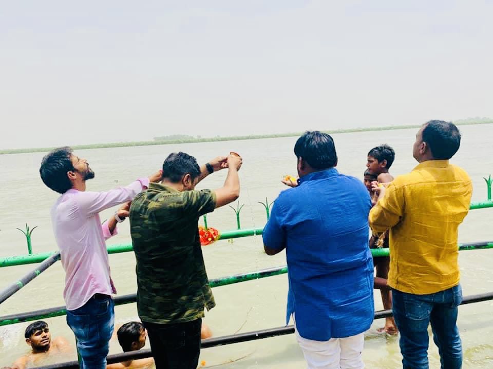 LateshLodhi1's tweet photo. आज आदरणीय जिला अध्यक्ष श्री धर्मवीर सिंह लोधी जी व युवा मोर्च�� टीम के साथ बुद्ध पूर्णिमा के पावन अवसर पर नरौरा घाट पर मोक्षदायिनी माँ गंगा में स्नान कर पूजा अर्चना की…
@RajveersinghUP 
@thisissanjubjp 
@Dharamveer501 https://t.co/flz38a5HnC