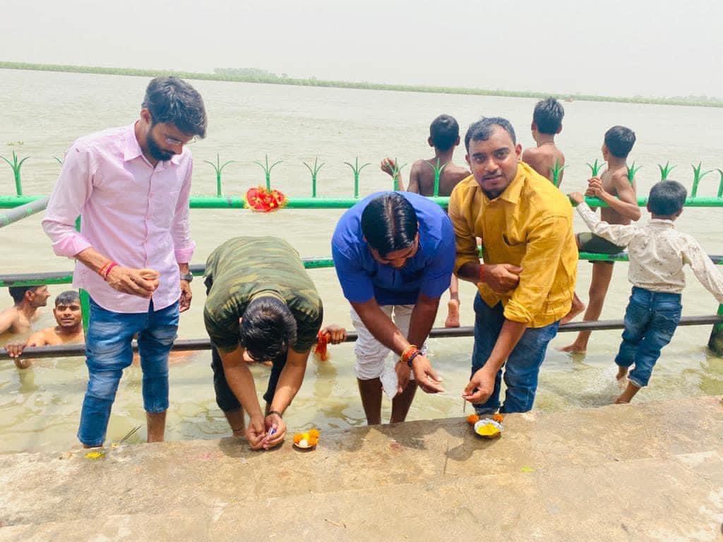 LateshLodhi1's tweet photo. आज आदरणीय जिला अध्यक्ष श्री धर्मवीर सिंह लोधी जी व युवा मोर्च�� टीम के साथ बुद्ध पूर्णिमा के पावन अवसर पर नरौरा घाट पर मोक्षदायिनी माँ गंगा में स्नान कर पूजा अर्चना की…
@RajveersinghUP 
@thisissanjubjp 
@Dharamveer501 https://t.co/flz38a5HnC