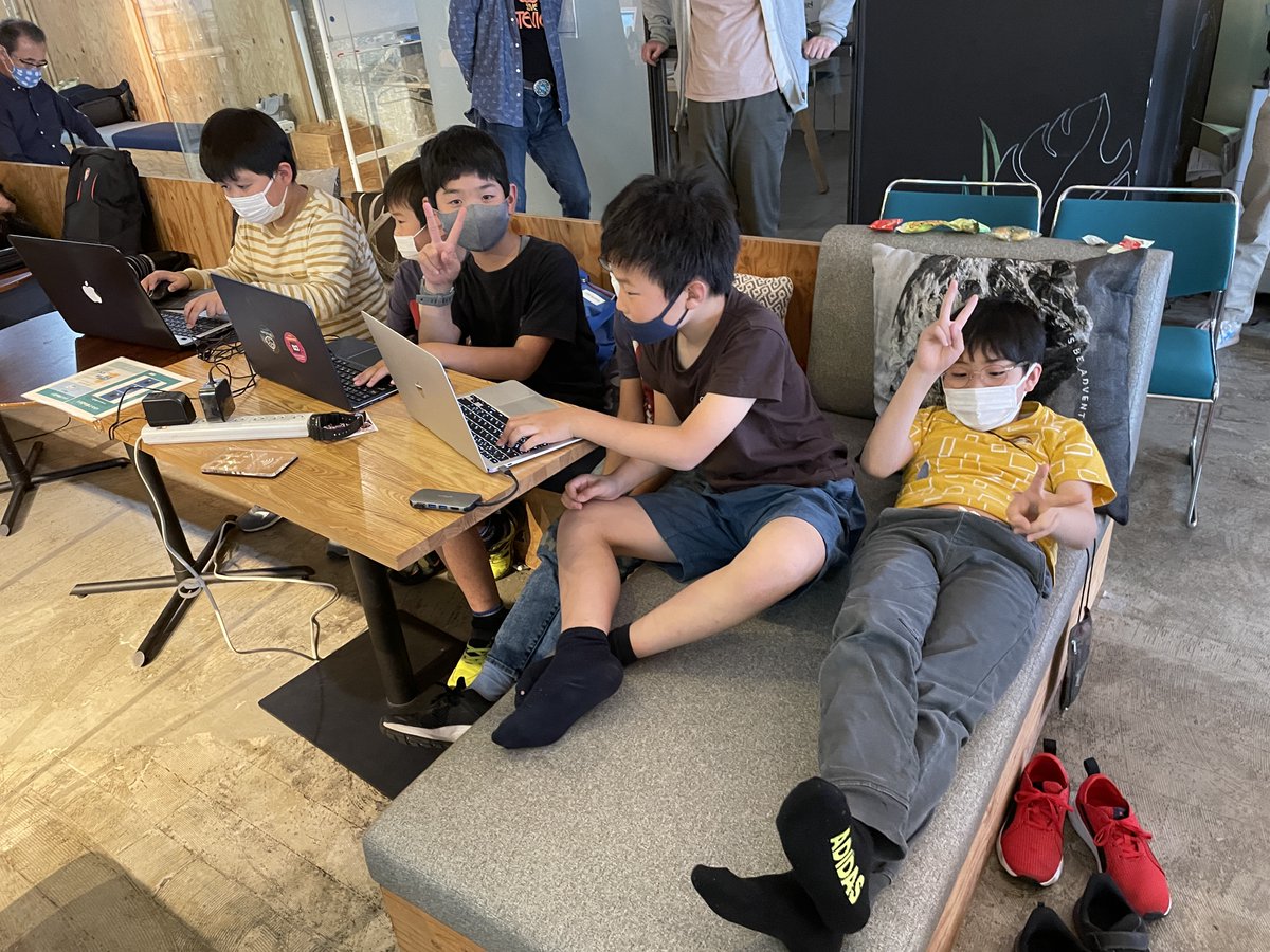 CoderDojoKamiJP's tweet photo. 内容も充実。ジャンルも様々で、定番のScratch、マイクラ、そして、アイワナ（２Dゲームプラットフォーム）、Unity（３Dゲームエンジン）、オキュラス（VRゴーグル）、Roblox（ロブロックス）、Fusion360（CAD）など、もはやお祭りでしたｗ https://t.co/6W4hiUZTGc