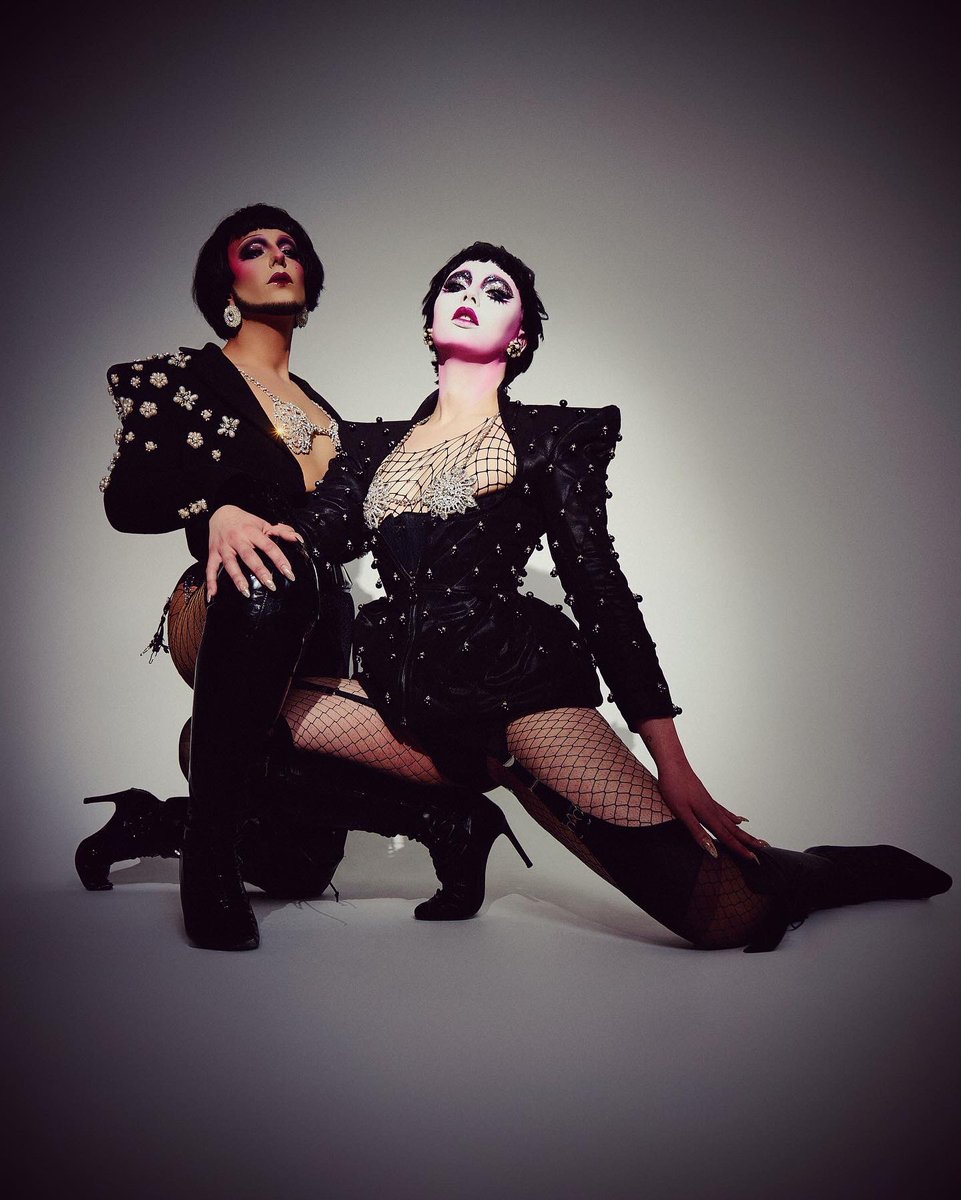 JurijiDerKlee's tweet photo. La Amistad es le MAaaas Importante 💖

Photo by Adrian Nuclear 
Styling by @AnaLocking 💖 

Gracias 🙏 a todes vosotres por vuestro apoyo 💖🥰 Una de las cosas más bonitas que me ha traído esta aventura es conocer a mi hermana @veneditavondash te quiero 💖 https://t.co/ITiiwFBkLW