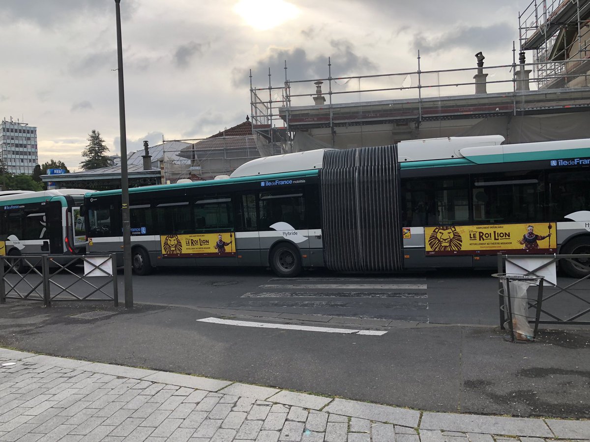 YTatarine's tweet photo. @ClientsRATP bonjour, serait il possible de faire quelque chose pour le stationnement des bus a Rosny sous bois ?
La photo 2 est le prolongement de la 1.
2 passages pietons sont écrasés et ce devant une école. https://t.co/Hm61kiLxoY