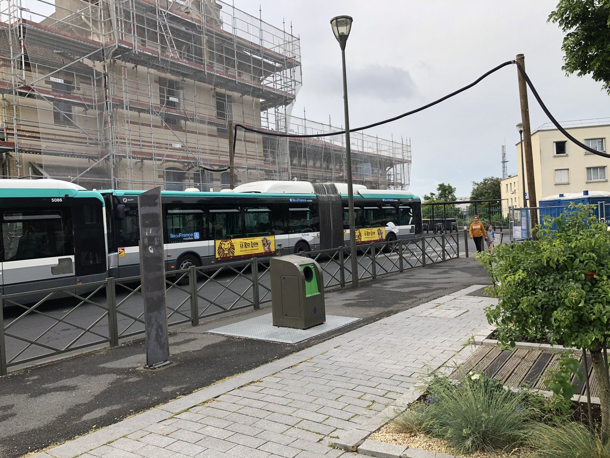 YTatarine's tweet photo. @ClientsRATP bonjour, serait il possible de faire quelque chose pour le stationnement des bus a Rosny sous bois ?
La photo 2 est le prolongement de la 1.
2 passages pietons sont écrasés et ce devant une école. https://t.co/Hm61kiLxoY