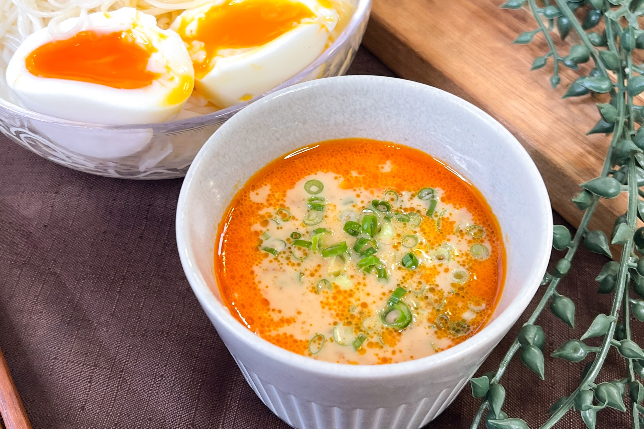 まるみキッチン 簡単レシピ 食欲そそる そうめんでピリ辛つけ麺風 そうめん3束を規定時間ゆでザルにあける ゴマダレ めんつゆ 2倍濃縮 各大さじ3 ラー油大さじ1 おろしにんにく小さじ1 きざみねぎ適量まぜつけダレを作れば完成 お好みで煮
