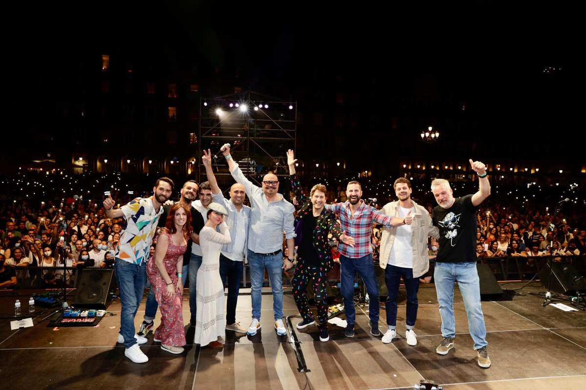 Edu_Naranjo's tweet photo. Al despertar hoy pensar en ¿Sueńo o realidad? ¡Anoche realidad pura! De nuevo celebrando #SanIsidro con el #ClassicTeam de @Los40Classic y toda la gente #chula de #Madrid ¡Fantástico final por todo lo alto en la iluminada #PlazaMayor ! Gracias #Madrid por la acogida. https://t.co/i55qb96NOn